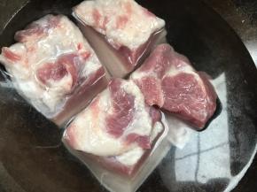 五花肉放入冷水锅中煮至变色