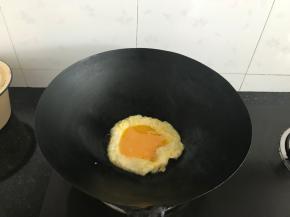 油烧热后倒入鸡蛋