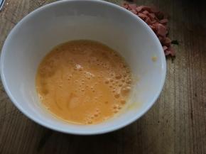 碗里打入一个鸡蛋，搅拌均匀