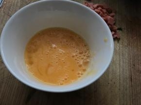 碗里打入一个鸡蛋，搅拌均匀