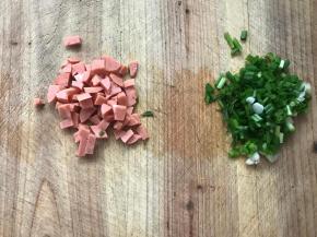 葱花和香肠切成碎
