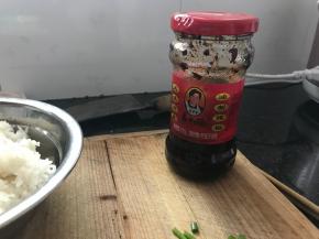 这里用的是老干妈哦