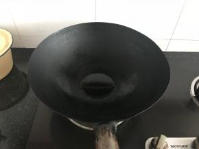 锅里加入适量的油