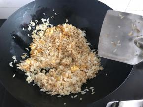 加入米饭翻炒一会。加入一勺盐，适当的黄酒酱油，翻炒一会加入老干妈，最后加入香肠和葱花