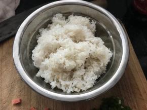 先准备一碗米饭