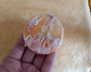 取一蛋糕片抹上适量沙拉酱。