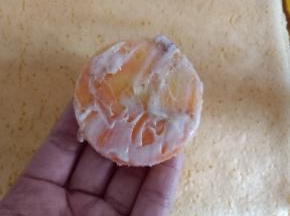 取一蛋糕片抹上适量沙拉酱。
