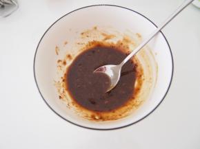 红糖过筛，加入蜂蜜和清水，调整成浓稠的糖浆。