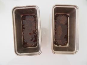 将糖浆铺到模具底部，用勺子抹平。