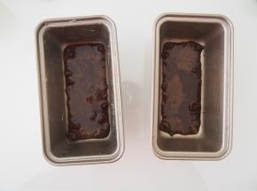 将糖浆铺到模具底部，用勺子抹平。