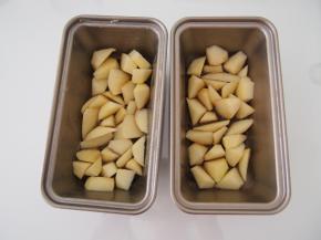 苹果切成小块，摆放在模具底部。