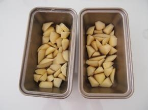 苹果切成小块，摆放在模具底部。