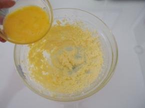 分三次加入蛋液，每次都搅打均匀。