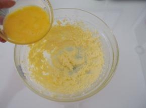 分三次加入蛋液，每次都搅打均匀。