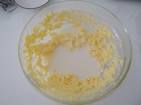 倒入牛奶，不用搅拌。