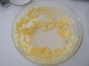 倒入牛奶，不用搅拌。