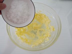黄油软化，加入糖打发至颜色发白，体积膨大。