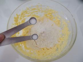 筛入低筋面粉、盐、泡打粉，切拌均匀。