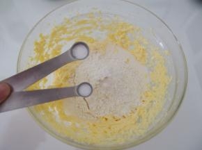 筛入低筋面粉、盐、泡打粉，切拌均匀。