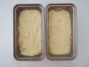 将面糊倒入模具，烤箱中层上下火，170度，25分钟左右熟透即可。出炉后撒上一层椰蓉装饰就可以吃啦~