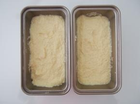 将面糊倒入模具，烤箱中层上下火，170度，25分钟左右熟透即可。出炉后撒上一层椰蓉装饰就可以吃啦~