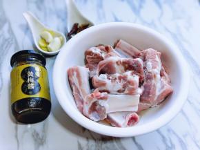 准备食材。肋排温水冲洗干净。