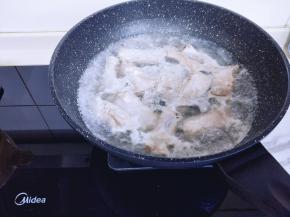 锅中加入纯净水，将肋排冷水入锅，将其烧开，煮3分钟，捞出用纯净水冲洗肋排上面的杂质，反复冲洗干净再淋干水分备用。