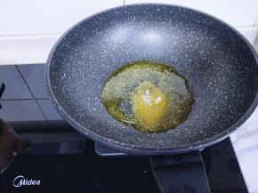 起油锅，加入食用油，在加入白砂糖#冰糖也可以#小火将糖融化，变为褐色。