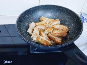 将肋排放入锅中，炒糖色。