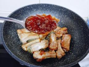 加入两勺黄梅酱。