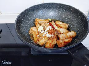 加入切碎的蒜，八角，辣椒。