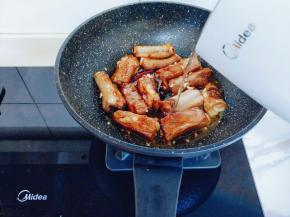 再加入开水，盖上盖子烧开，转小火慢炖30分钟。