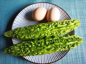 准备苦瓜和鸡蛋