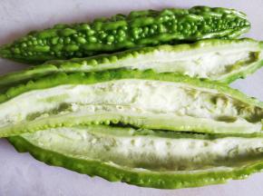 苦瓜切两半去瓤