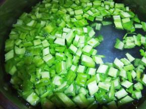 锅里水烧开轻微将苦瓜焯水，捞出后过凉水，控干水份。