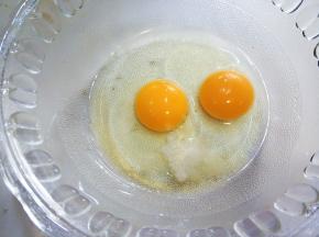 鸡蛋打入碗中，放盐和料酒。