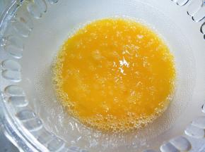 筷子划散搅拌成蛋液。