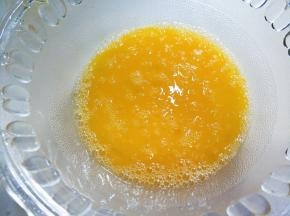 筷子划散搅拌成蛋液。