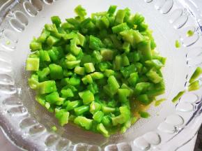 放苦瓜和鸡蛋拌匀。