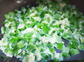 锅里油烧热，到入苦瓜翻炒，最后放白糖提味。