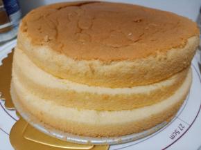 戚风蛋糕胚平均分成三块备用。