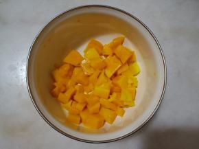 芒果切小块备用。