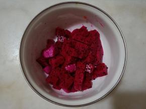 火龙果切小块备用。