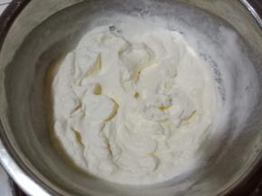 18克细砂糖加200克淡奶油打发至抹面状态。夏天淡奶油容易化，可以打硬一点。