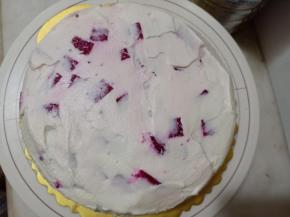 放上第二块蛋糕片，抹一层淡奶油，放上一层火龙果，再用一层淡奶油抹平火龙果。