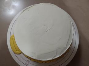 7克细砂糖加100克淡奶油打发，盖上第三层蛋糕片，抹平表面。