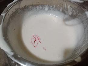 100克淡奶油加8克细砂糖和少许红色色素打至裱花状态。