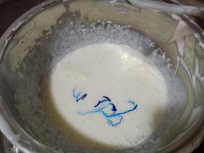 100克淡奶油加7克糖加少许蓝色色素打至裱花状态。