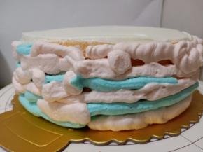 挤在蛋糕四周，用刮刀抹平四周。