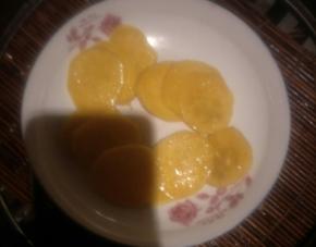 地瓜去皮洗净切薄片，开大火上锅蒸30分钟